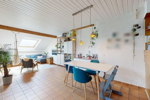 salon / salle à manger avec inside property, plafond à poutres, beamed ceiling, puits de lumière, et plafond voûté