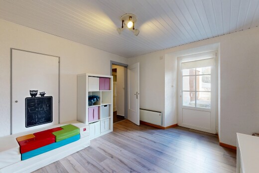 salon avec lumière naturelle, natural light, sol en finition bois, wood finish floor, et inside property