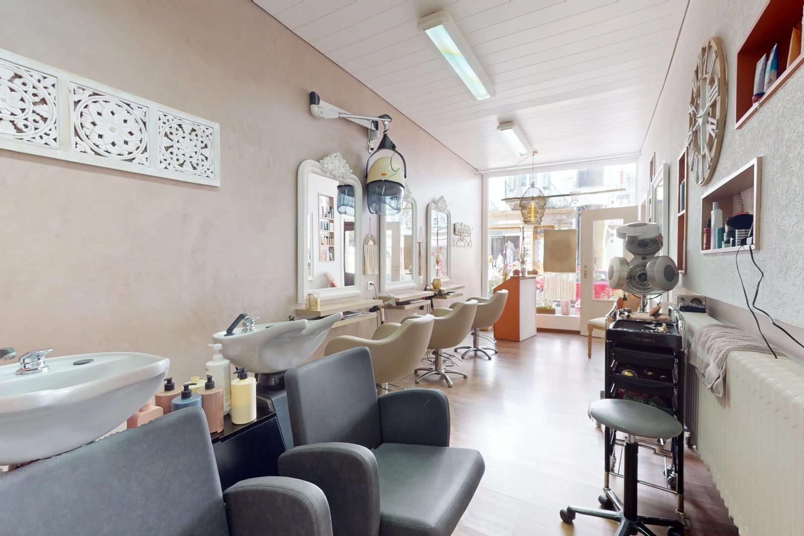 salon / salle à manger avec plancher de bois, plafond voûté, et lumière naturelle