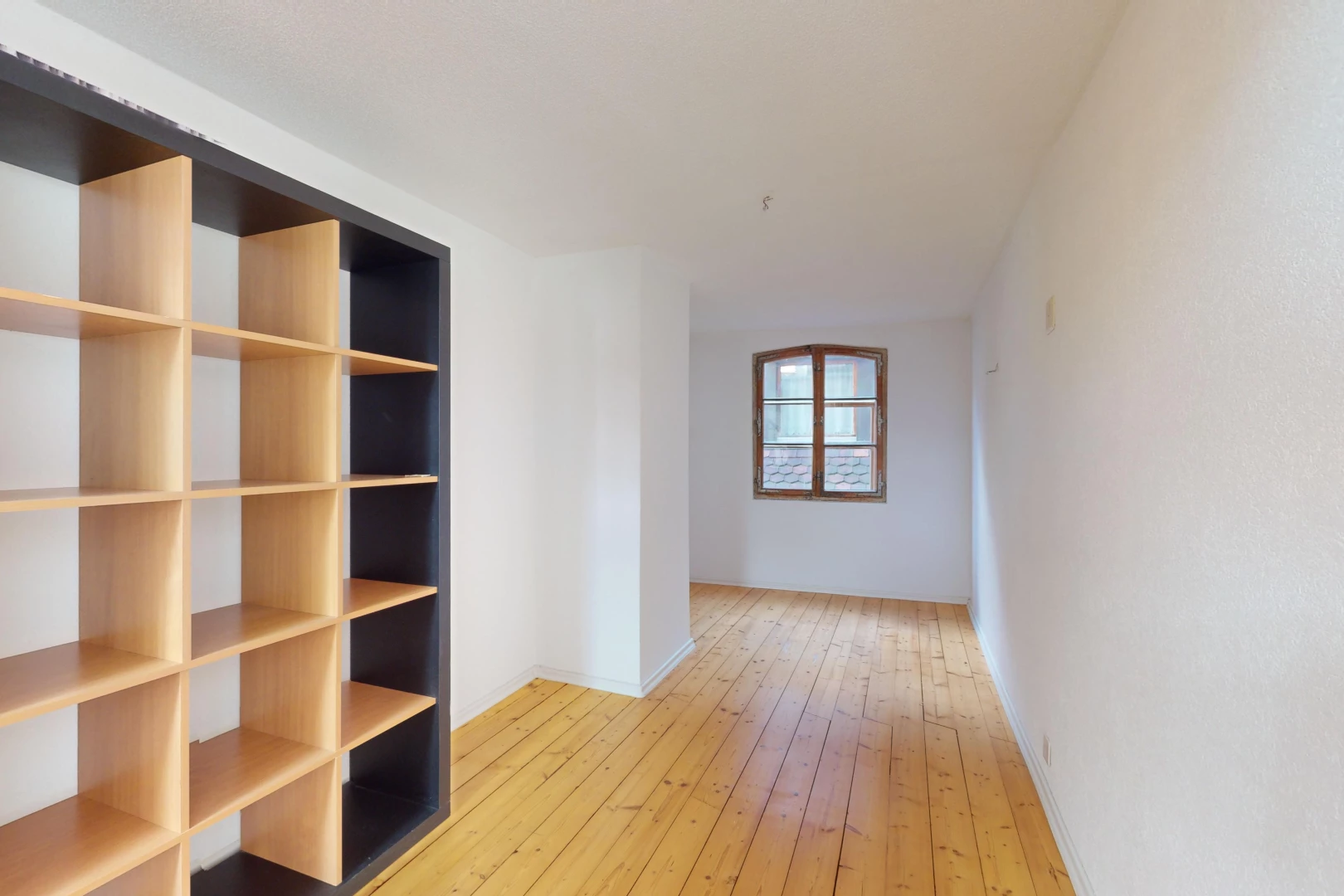 espace intérieur avec plancher de bois et lumière naturelle