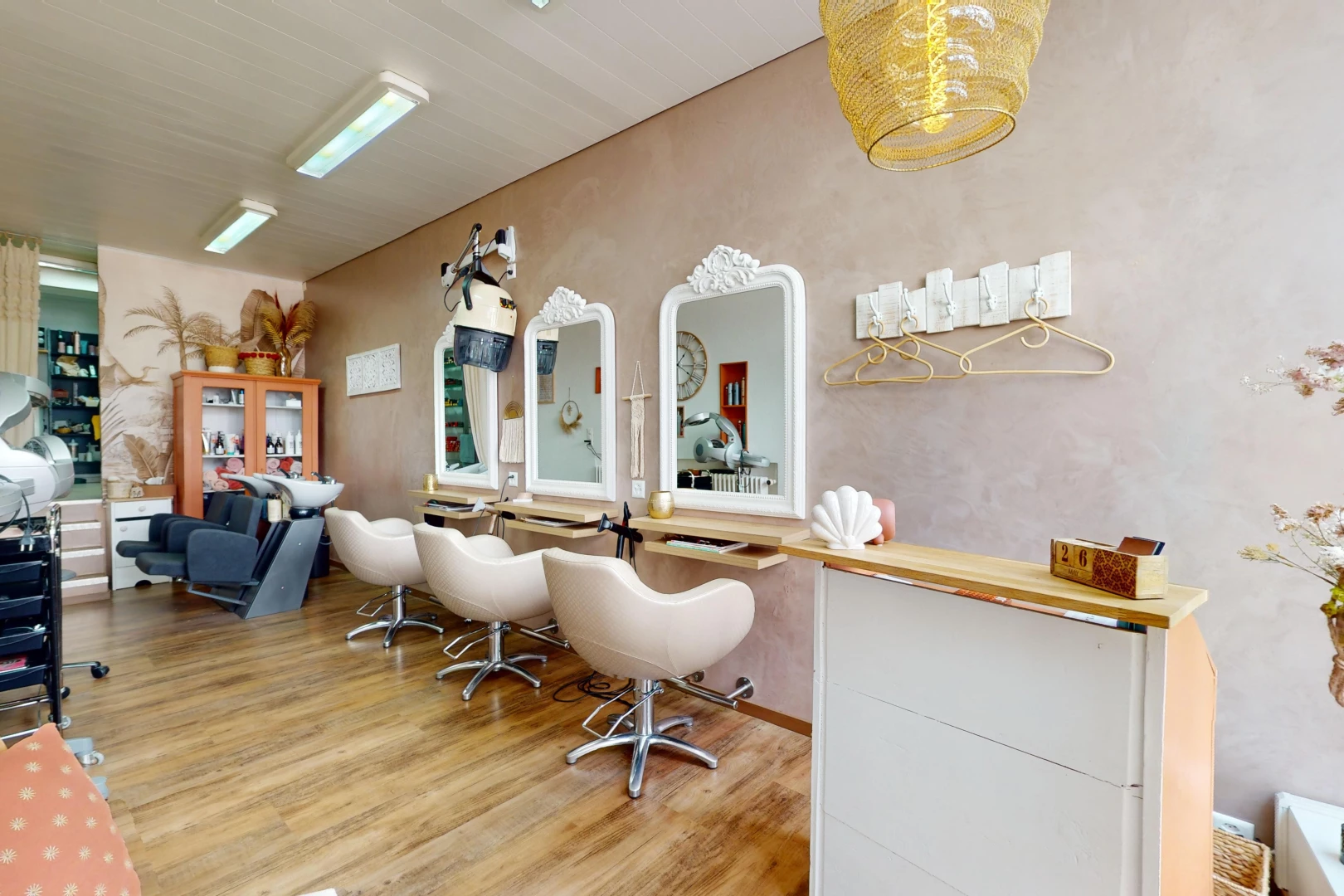 bureau avec plancher de bois