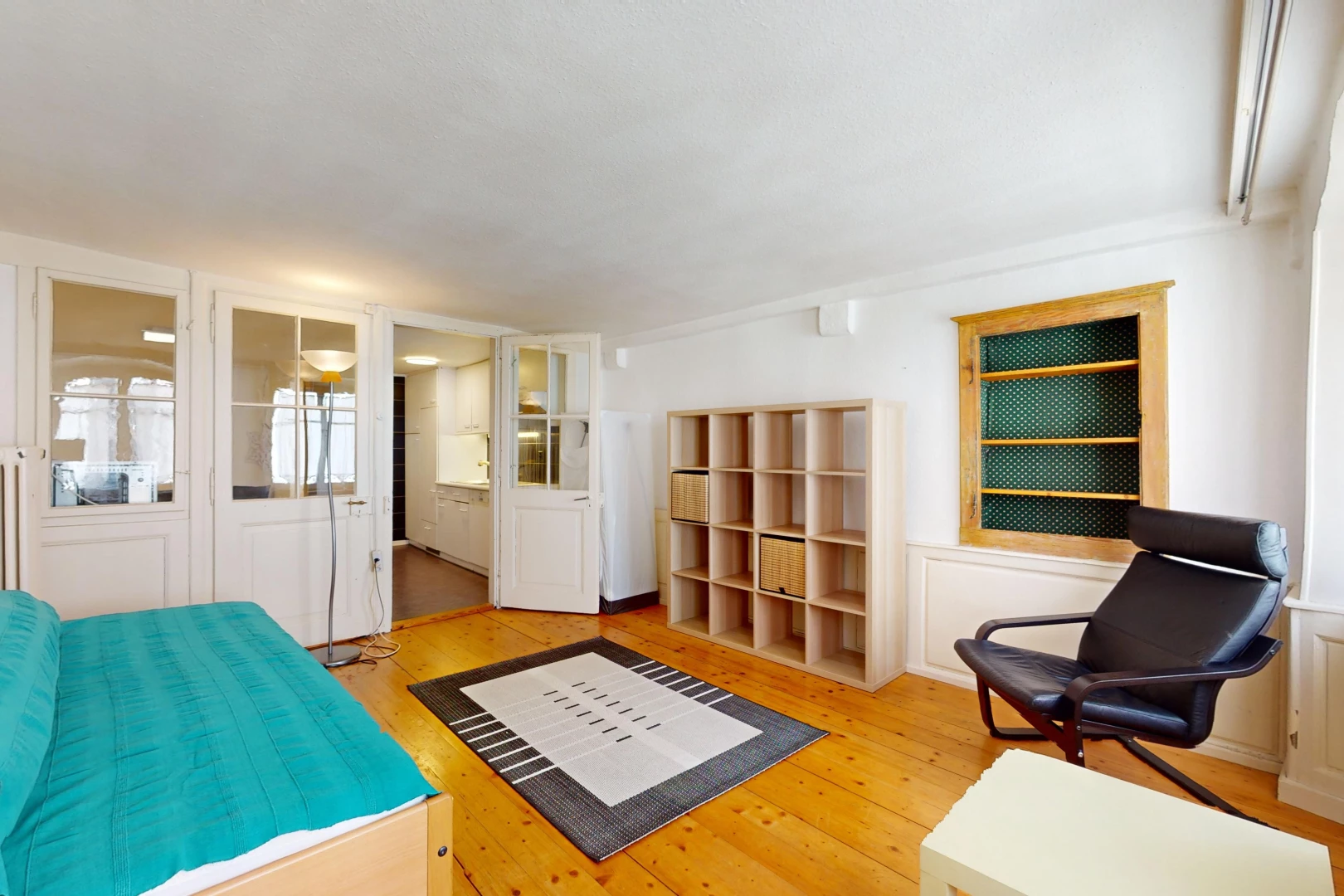 salon avec lumière naturelle, plancher de bois, et plafond bas