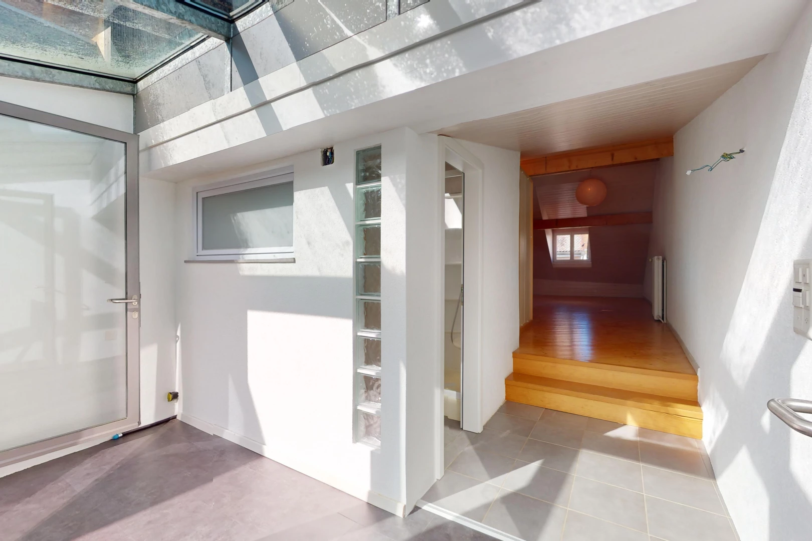 escaliers avec carrelage, radiateur, et plancher de bois