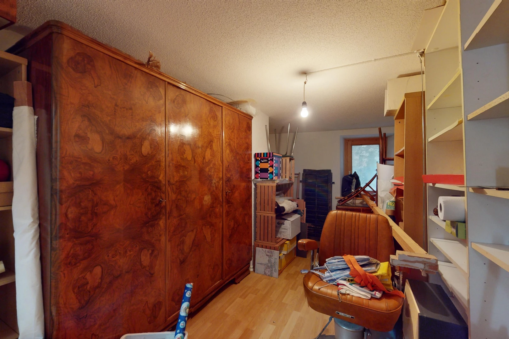 espace intérieur avec lumière naturelle, plancher de bois, et plafond en crépis
