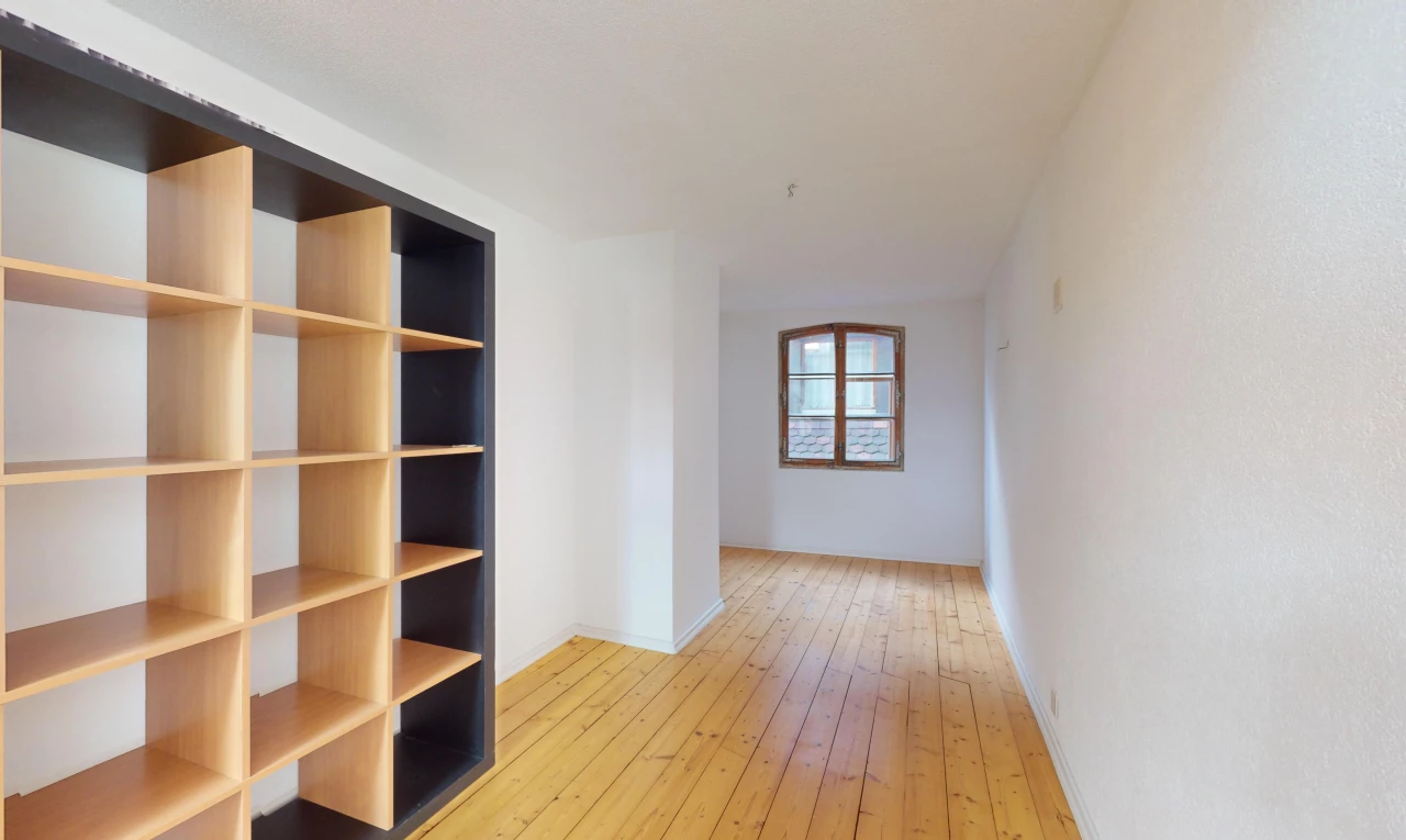 espace intérieur avec plancher de bois et lumière naturelle
