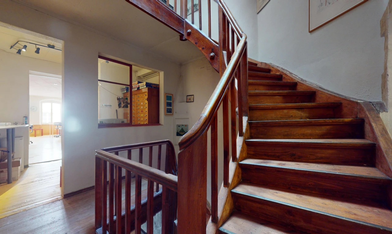 escaliers avec plancher de bois et lumière naturelle