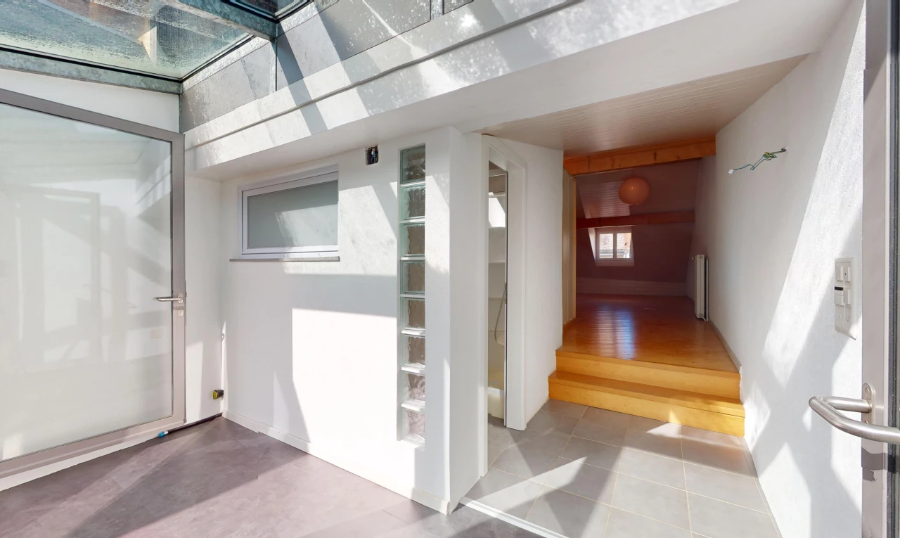 escaliers avec carrelage, radiateur, et plancher de bois