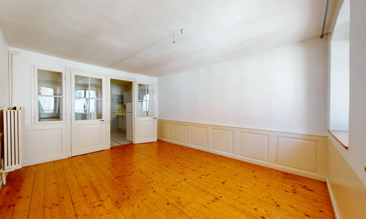 pièce vide avec plancher de bois