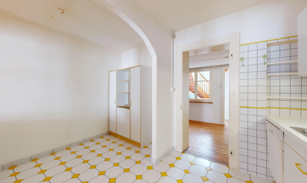 couloir avec plancher de bois, carrelage, lumière naturelle, passerelles voûtées, et mur carrelé