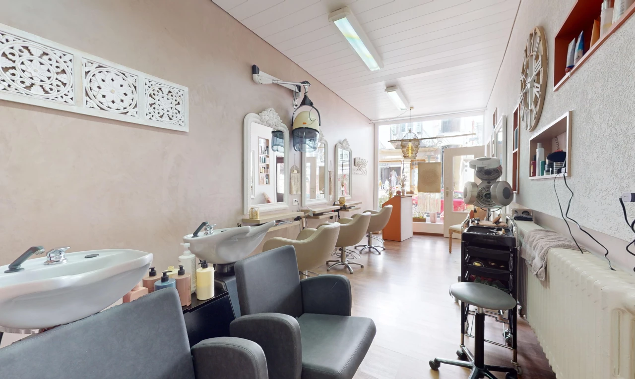 salon / salle à manger avec plancher de bois, plafond voûté, et lumière naturelle