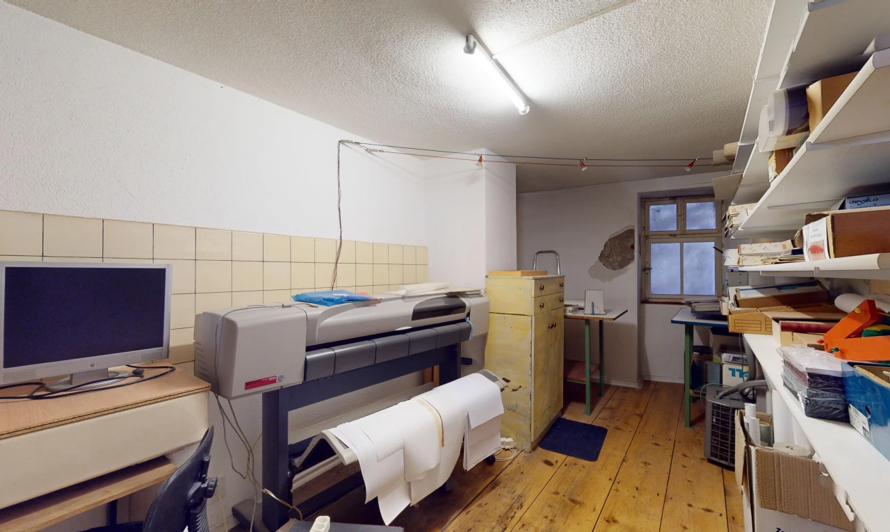 chambre avec télévision, plafond en crépis, lumière naturelle, et plancher de bois