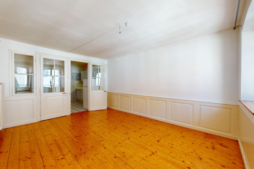 leerer raum mit parkettboden