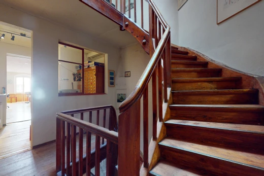 escaliers avec plancher de bois et lumière naturelle