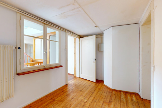 leerer raum mit parkettboden und natürliches licht