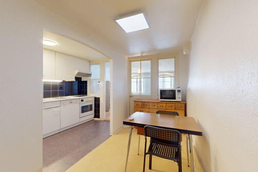 küche mit backsplash, ofen, weiße schränke, mikrowelle, und natürliches licht