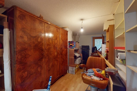 espace intérieur avec lumière naturelle, plancher de bois, et plafond en crépis