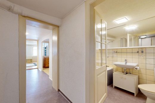 innenraum mit toilette, fliesenwand, spiegel, und waschbecken