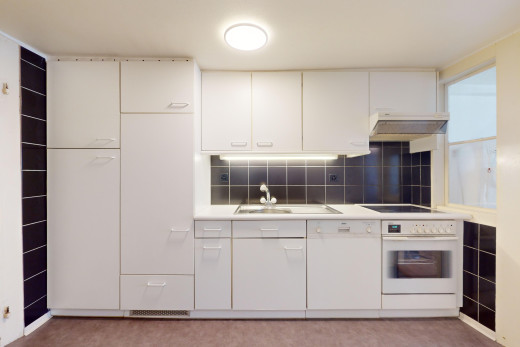 küche mit arbeitsplatten, ofen, herd, backsplash, und weiße schränke