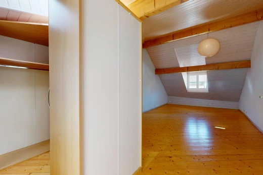 pièce vide avec plafond de bois, plancher de bois, lumière naturelle, poutres apparentes, et plafond voûté