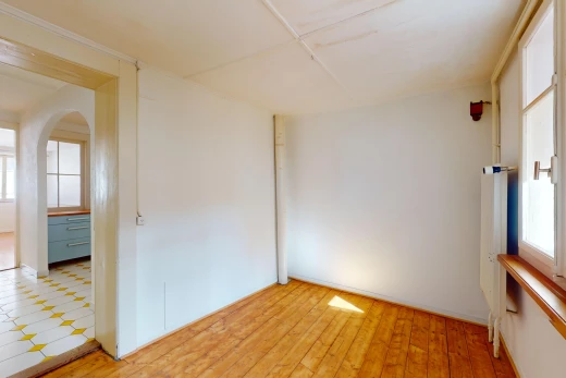 pièce vide avec plancher de bois, carrelage, lumière naturelle, et passerelles voûtées