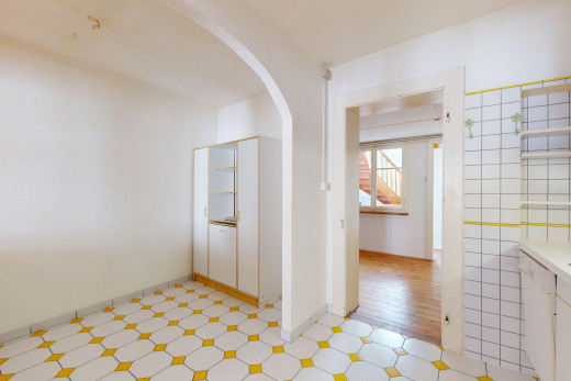 halle / korridor mit parkettboden, fliesenwand, gewölbte gehwege, fliesenboden, und natürliches licht