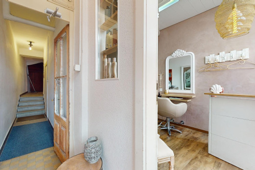 halle / korridor mit parkettboden und teppich