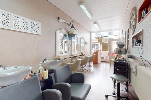 salon / salle à manger avec plancher de bois, plafond voûté, et lumière naturelle
