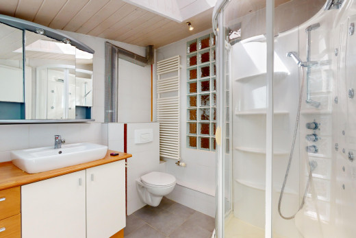 bad mit holzdecke, spiegel, waschbeckenunterschrank, kühler, und toilette