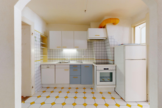 küche mit fliesenboden, ofen, geschirrspülmaschine, und kühlschrank