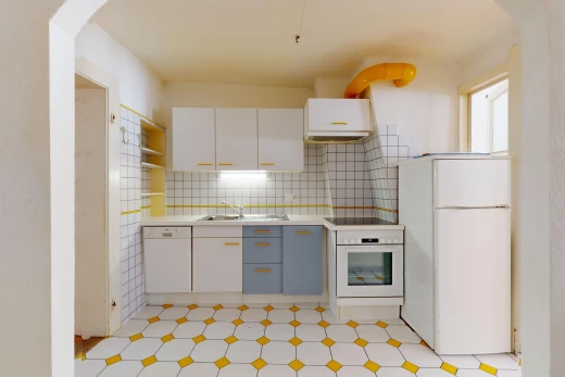 cuisine avec carrelage, réfrigérateur, four, et lave-vaisselle