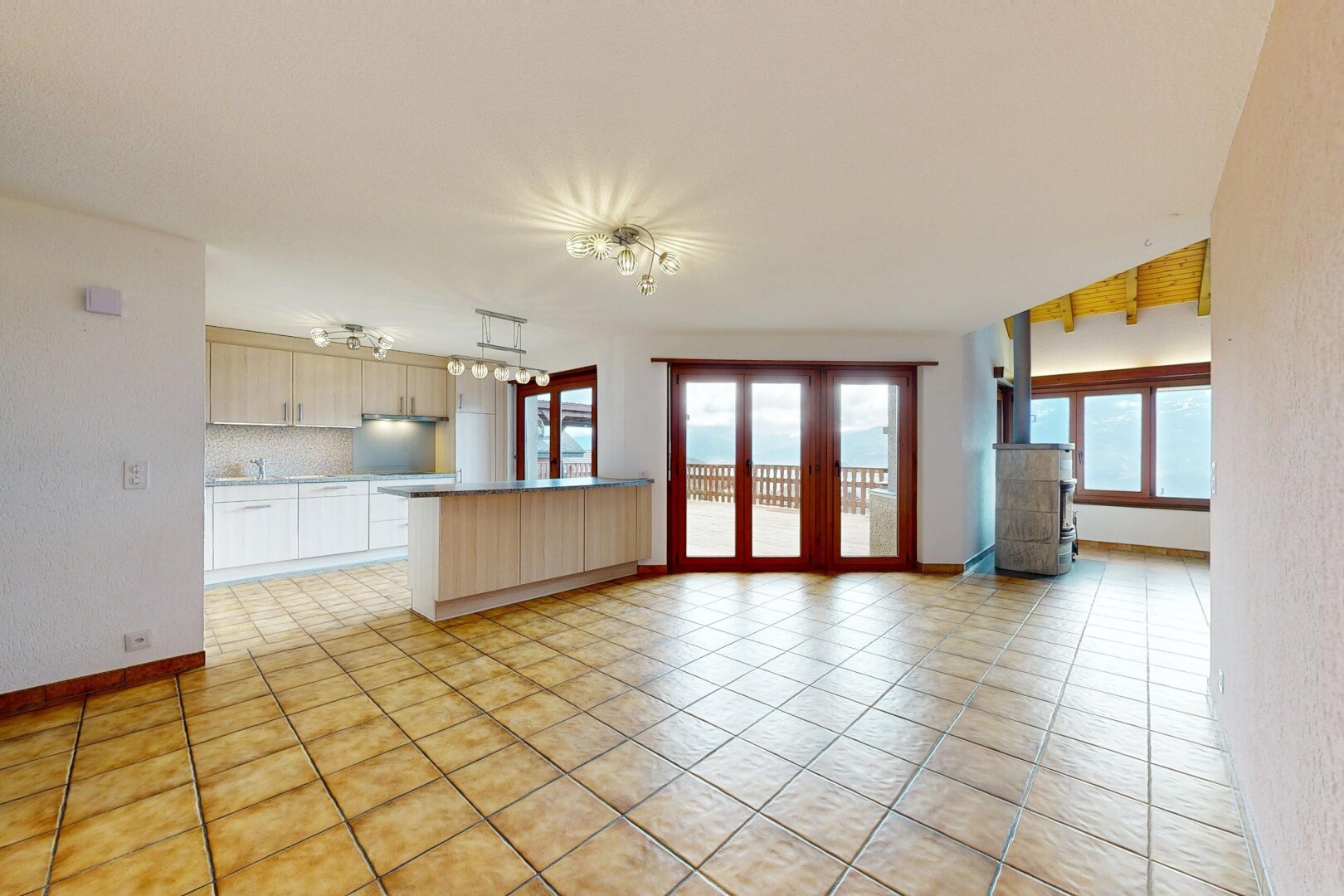 leerer raum mit inside property, light floor, natürliches licht, natural light, und sockelleisten