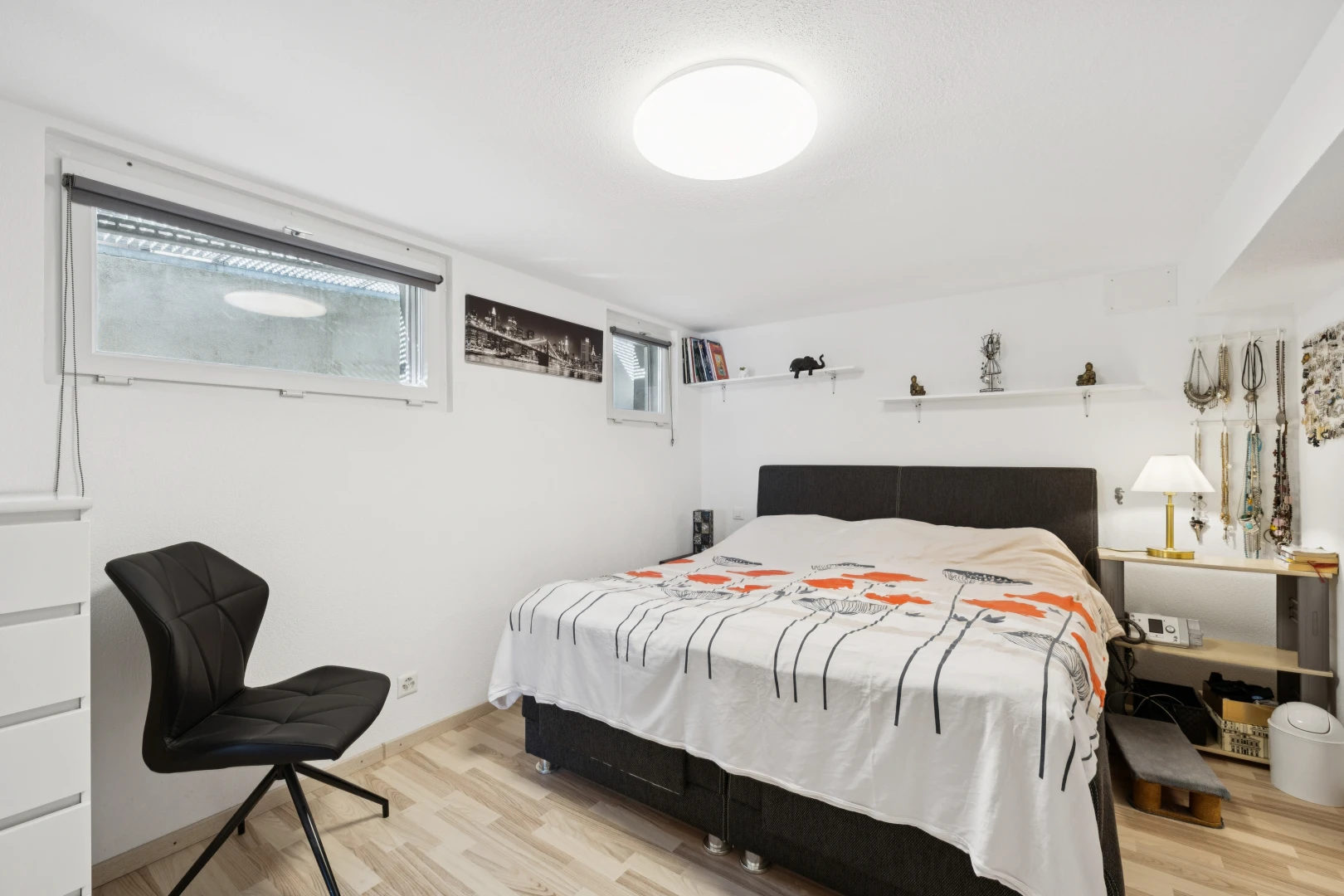 chambre avec sous-sol, cloison sèche, drywall, sol en finition bois, et wood finish floor