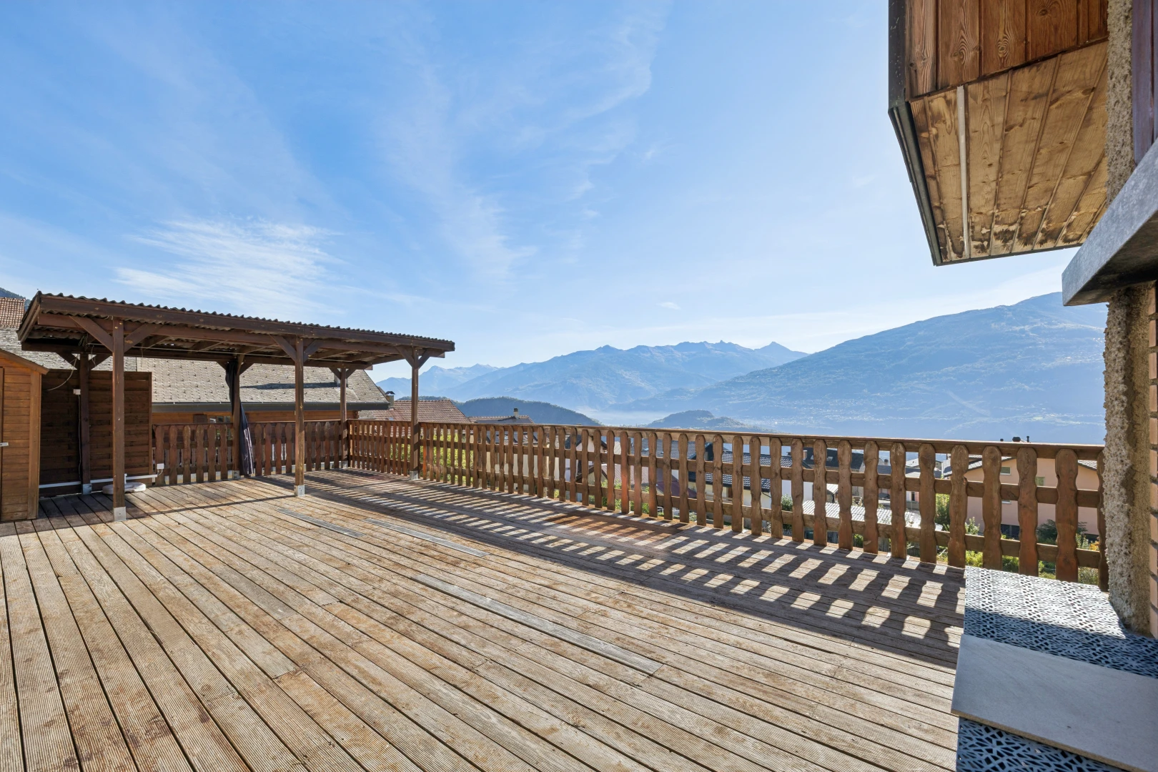 terrasse avec terrasse, vue sur la montagne, mountain view, day time, et from property