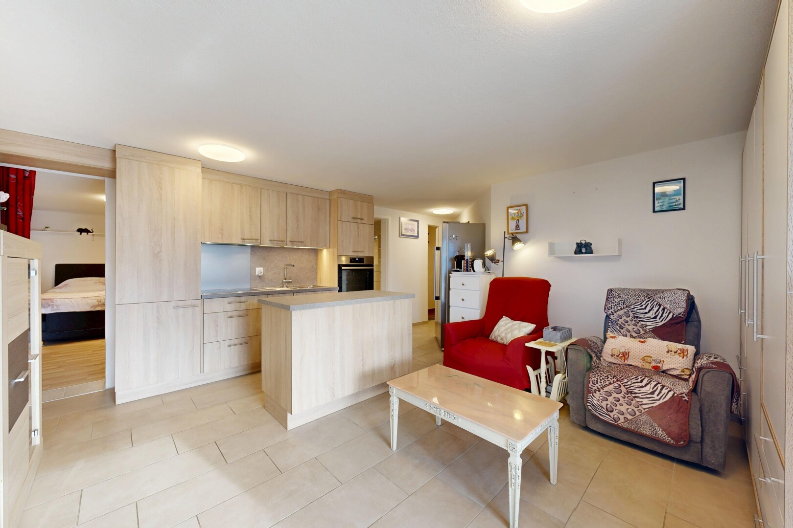 küche mit light brown cabinets, hellbraune schränke, light countertops, arbeitsplatten, und light floor