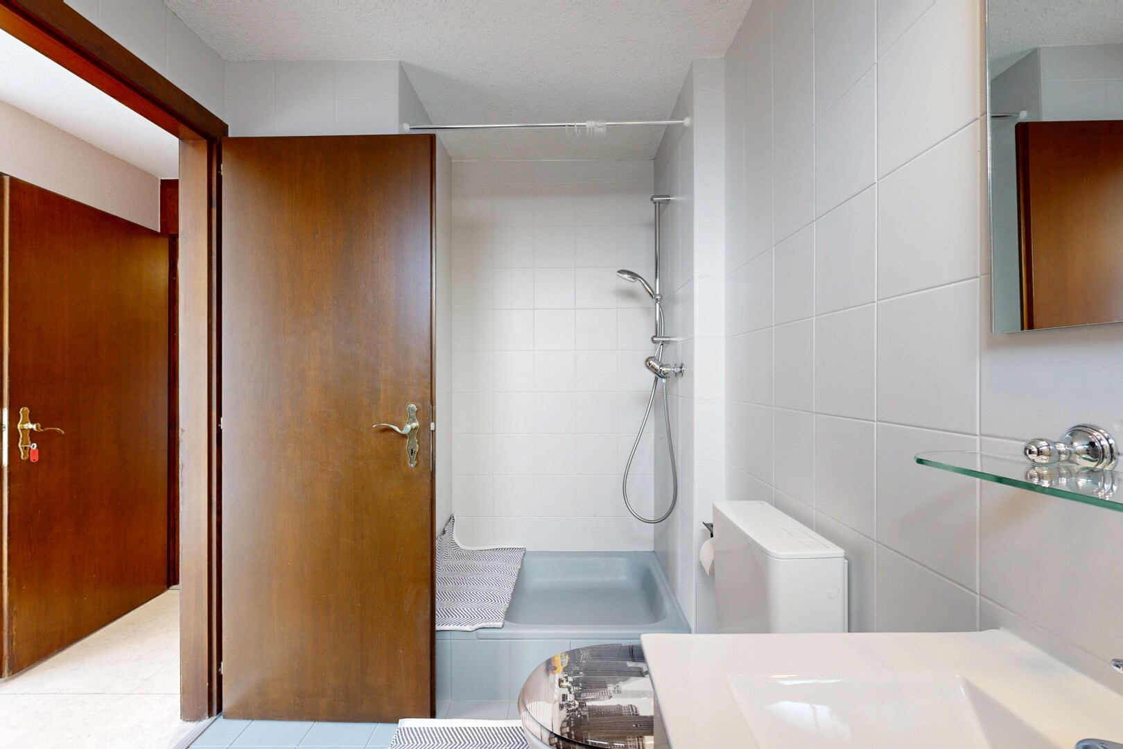 bad mit dusche, komplettes badezimmer, inside property, spiegel, und toilette