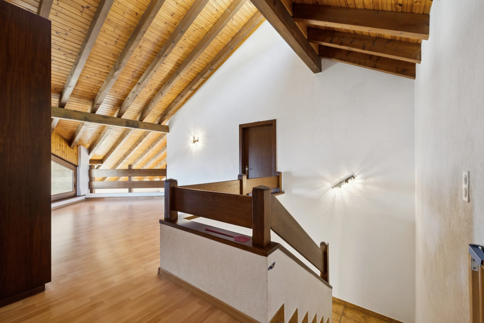 escaliers avec high end ceiling, plafond haut, high ceiling, plafond à poutres, et beamed ceiling