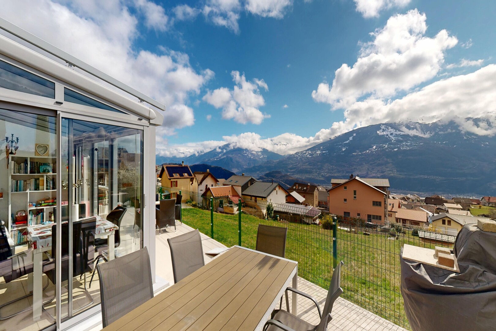 terrasse mit mountain view, blick auf die berge, terrasse, essbereich im freien, und residential view