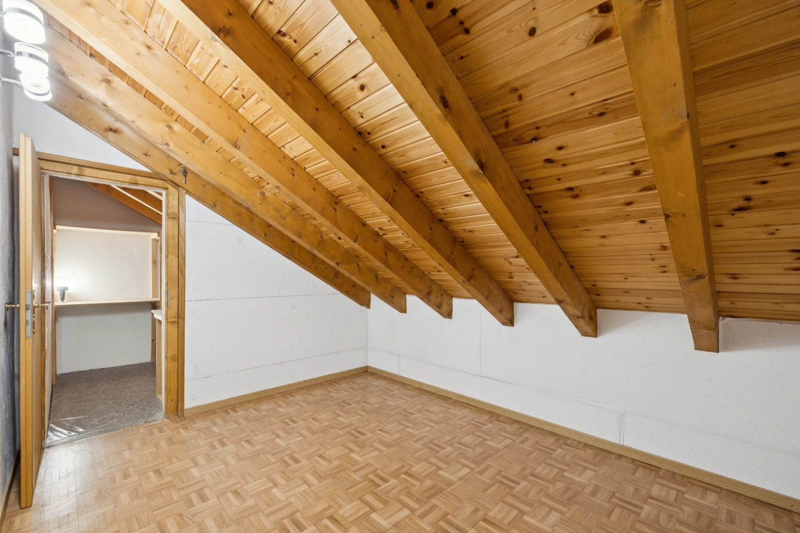 pièce vide avec inside property, pièce supplémentaire, plafond en bois, wood ceiling, et cloison sèche