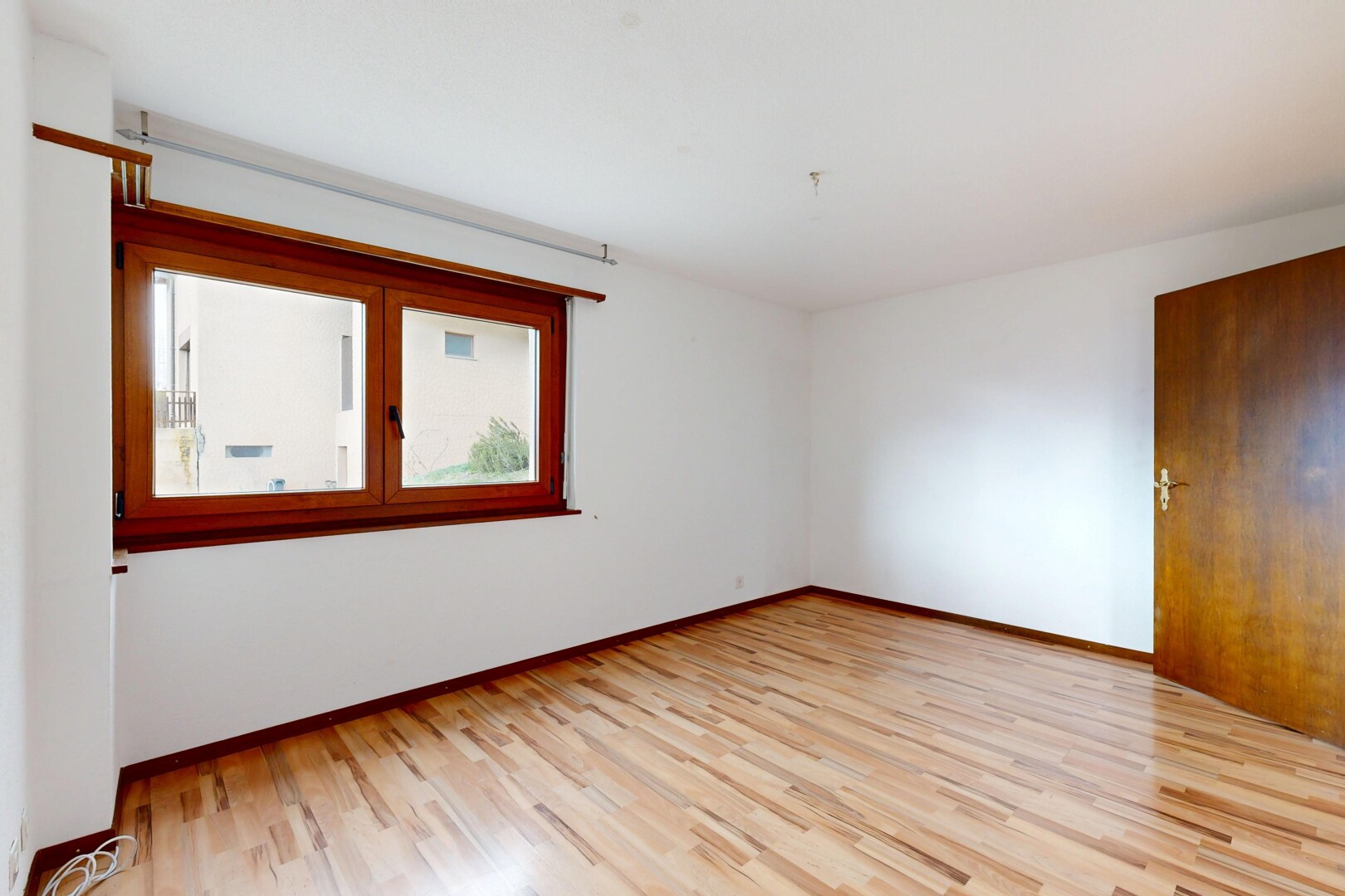 leerer raum mit holzfußboden, wood finish floor, inside property, gipskartonwand, und drywall