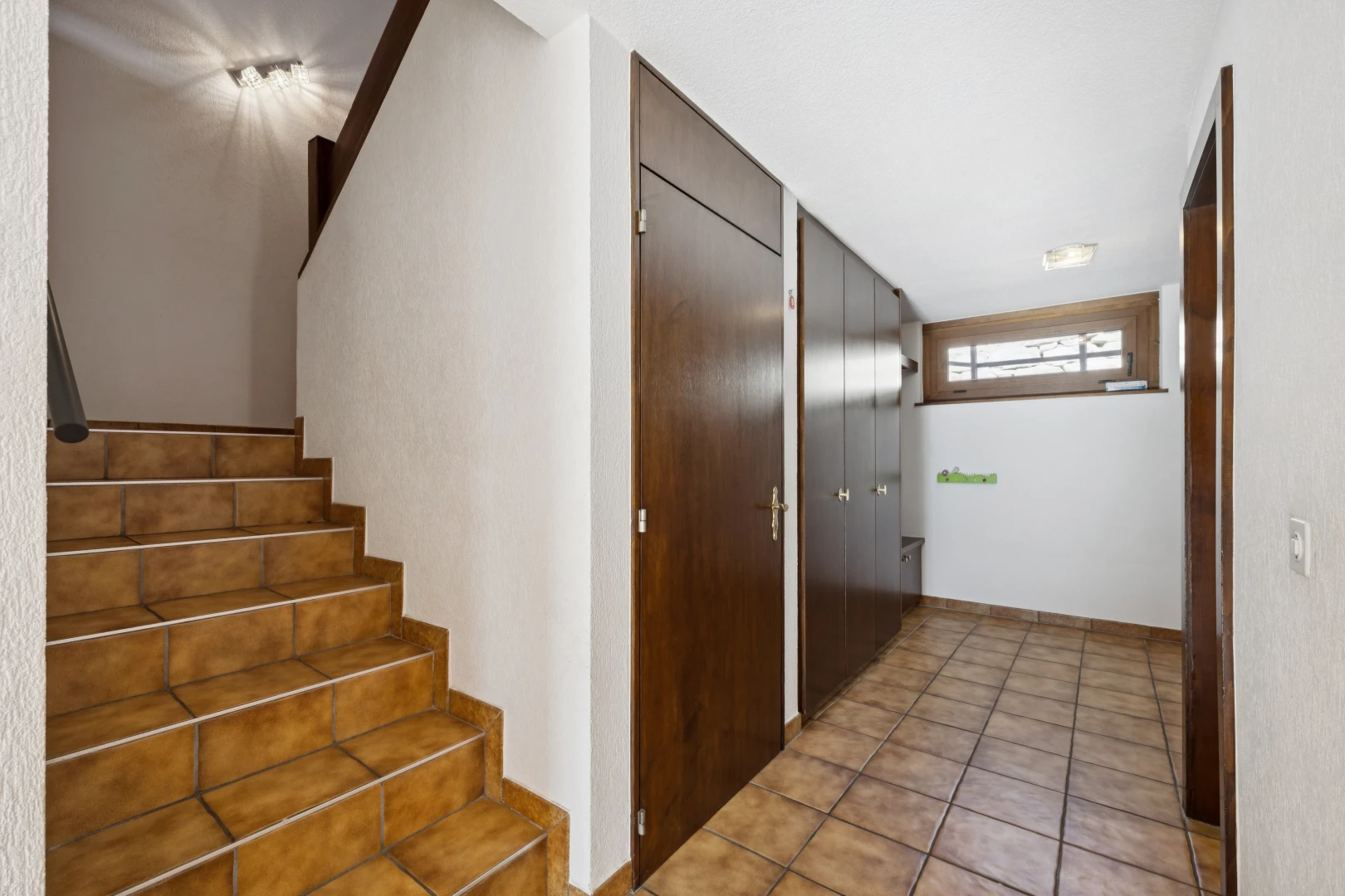 escaliers avec escaliers, inside property, sol en carrelage, tile floor, et light floor