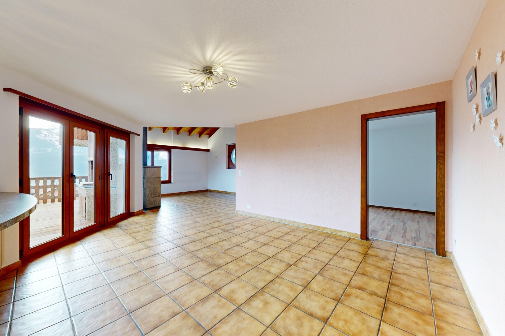 leerer raum mit inside property, drywall, gipskartonwand, natural light, und natürliches licht