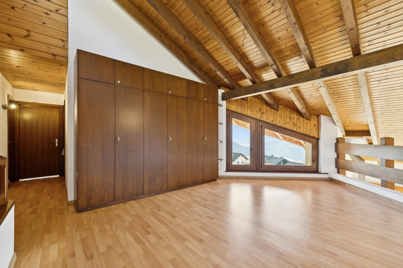 pièce vide avec plafond en bois, wood ceiling, plafond voûté, vaulted ceiling, et plafond haut