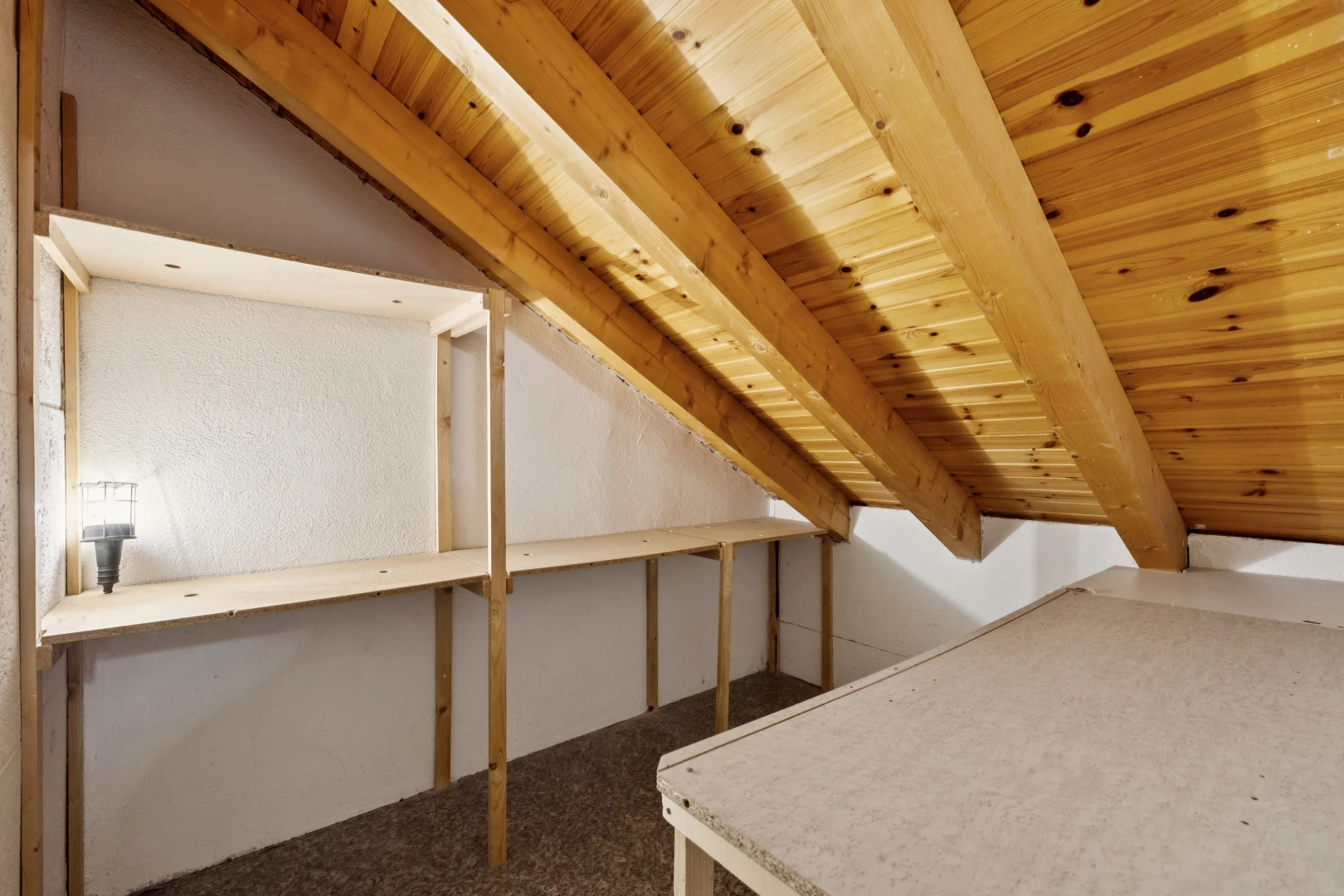 chambre avec inside property, plafond en bois, wood ceiling, plafond voûté, et vaulted ceiling