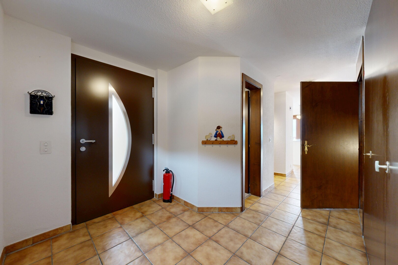 halle / korridor mit gipskartonwand, drywall, inside property, und light floor