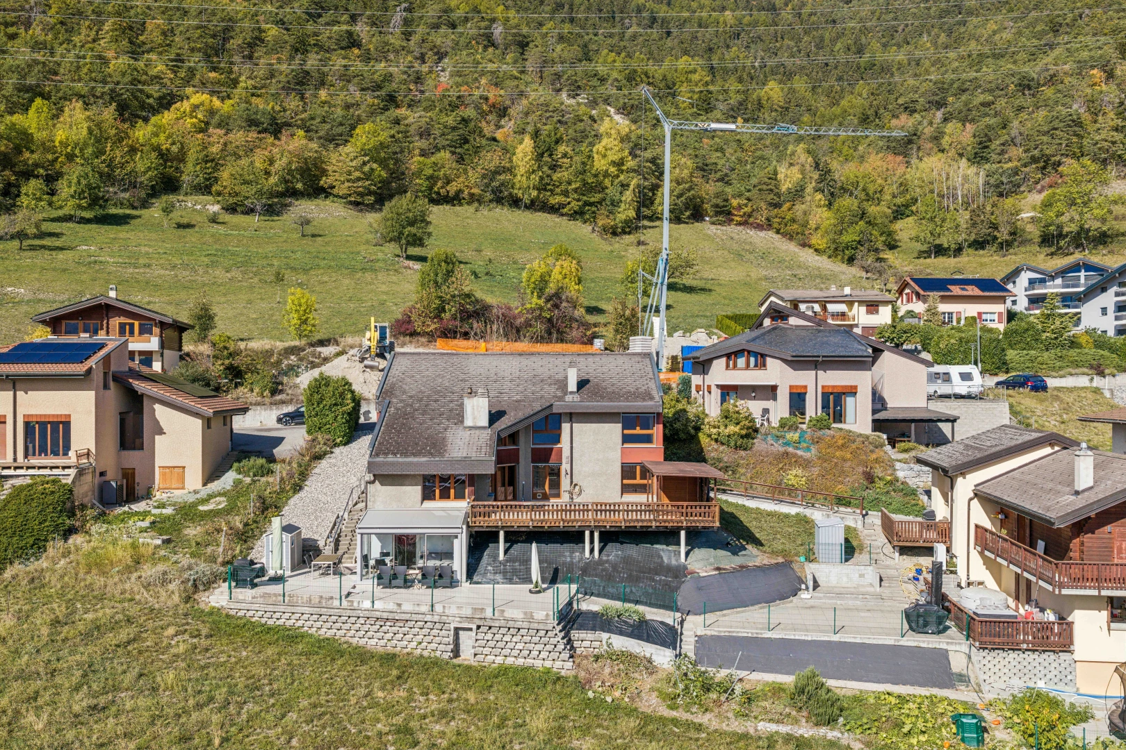façade avec power lines view, property visible, terrasse, et drone view