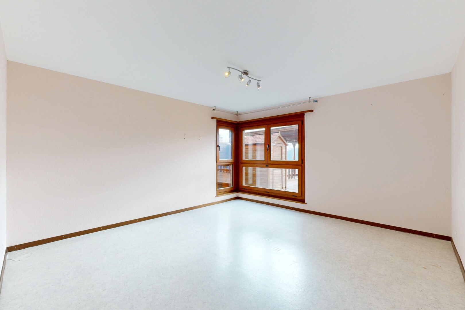 leerer raum mit inside property, gipskartonwand, drywall, sockelleisten, und baseboards wall