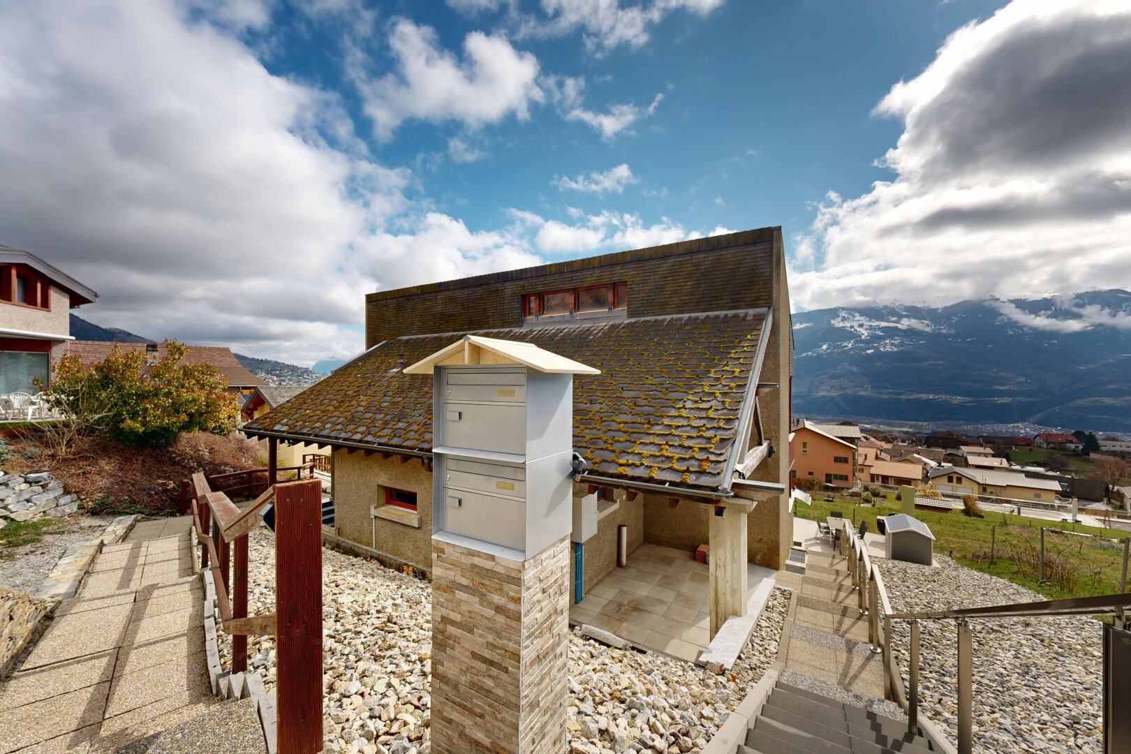 außenansicht mit blick auf die berge, mountain view, day time, und terrasse