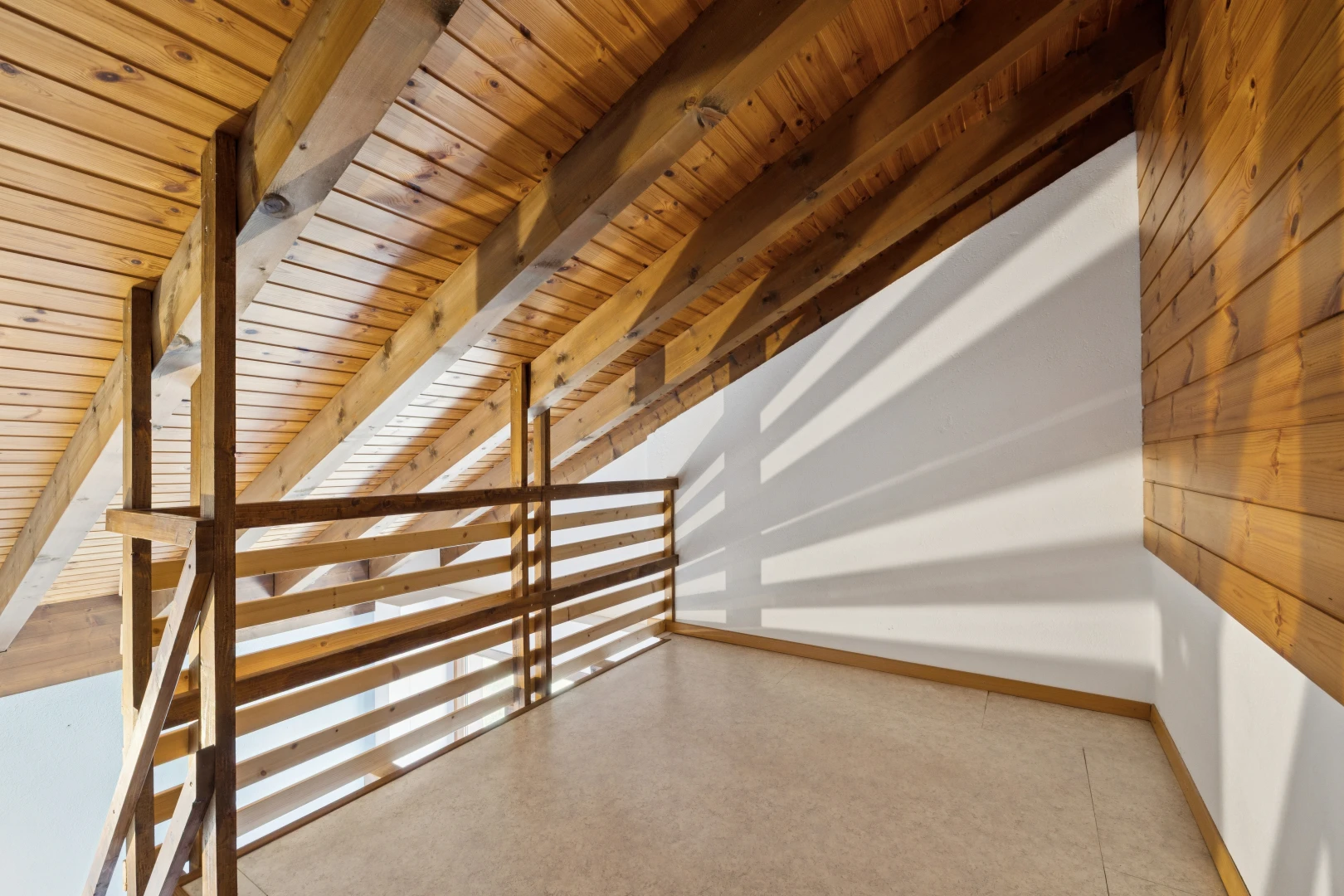 pièce vide avec cloison sèche, drywall, plinthes murales, baseboards wall, et inside property