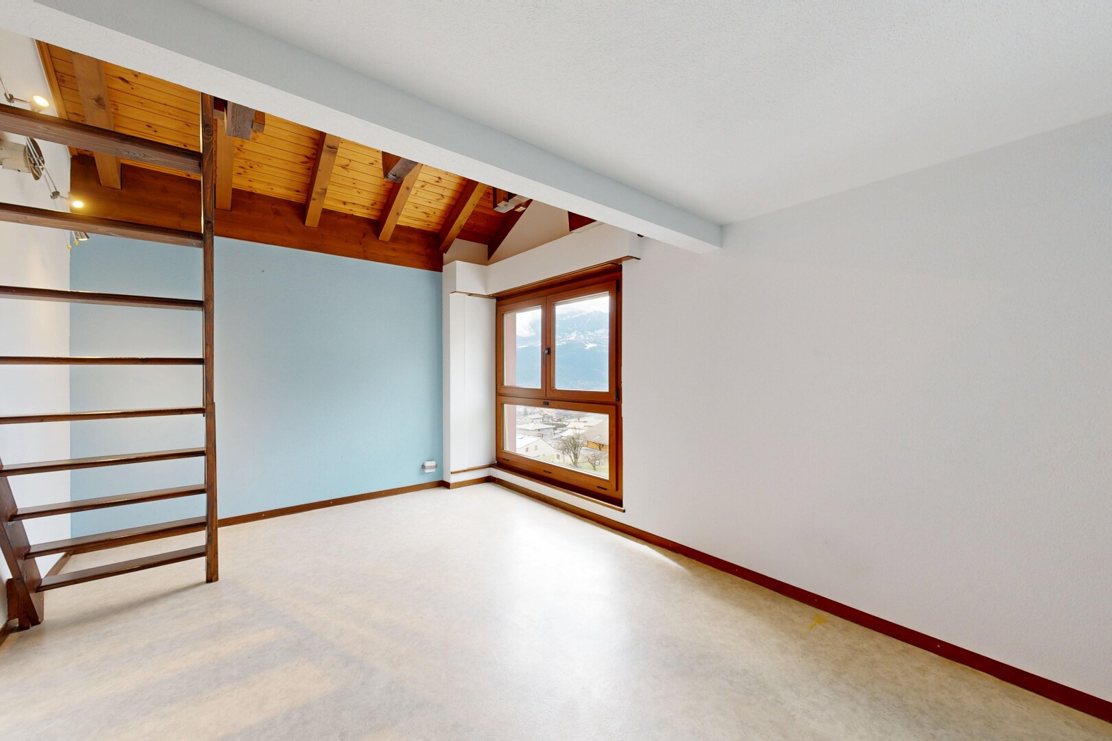 leerer raum mit vaulted ceiling, dachschräge, beamed ceiling, balkendecke, und drywall