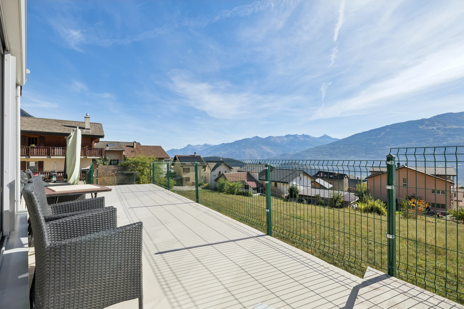 terrasse avec vue sur la montagne, mountain view, view focus, vue résidentielle, et residential view